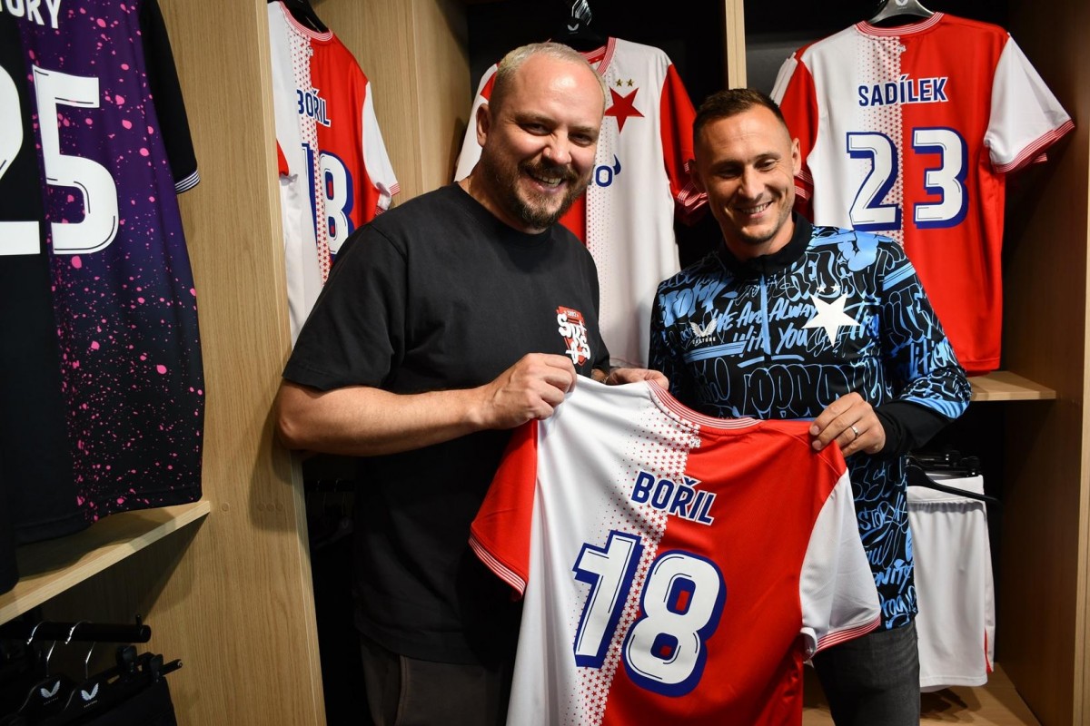 Na jedné ze tři nových sad dresů fotbalistů Slavie Praha je zobrazena němá mapa Prahy