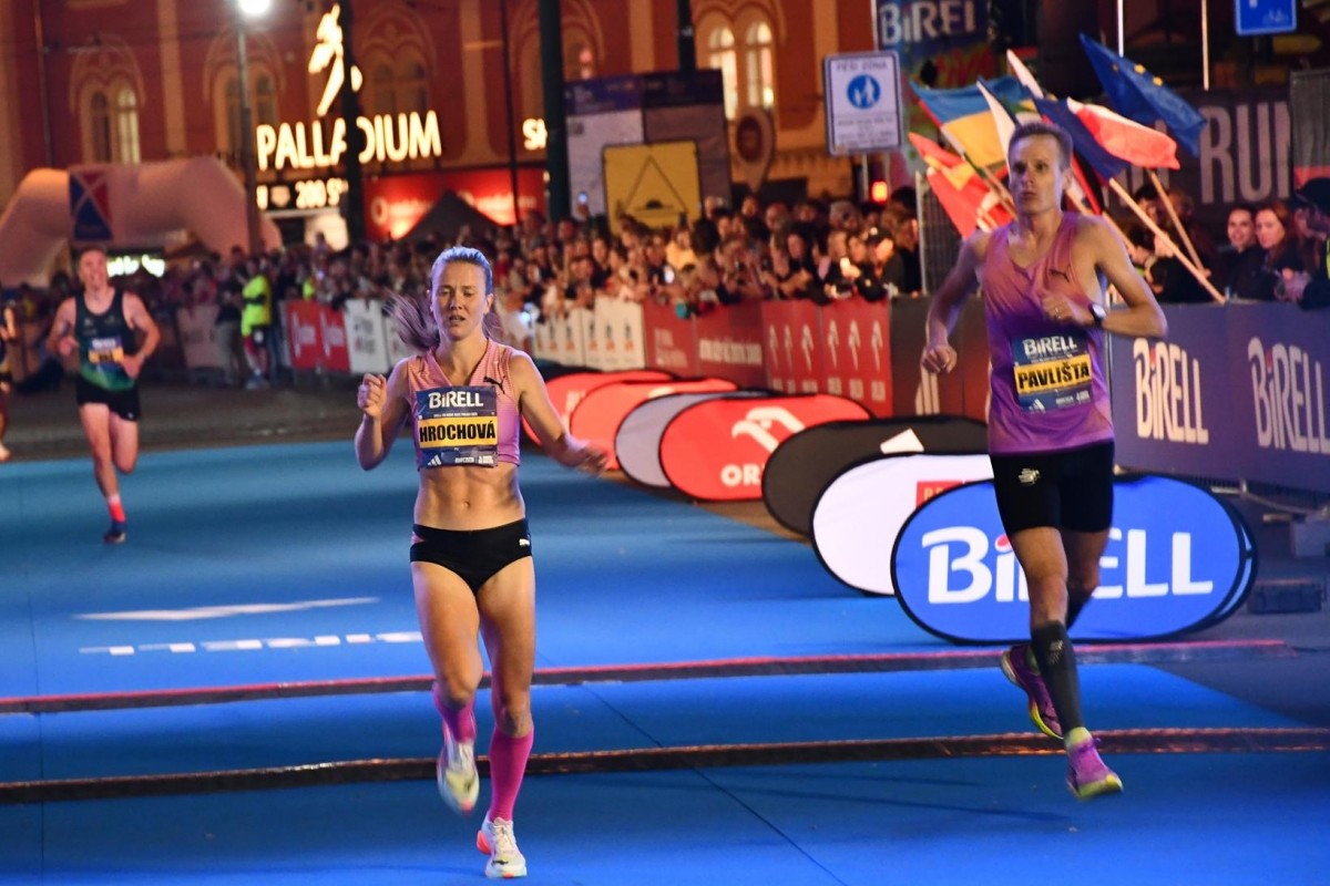 Večerní Prahou se při bězích RunCzech prohnalo tolik běžců jako má Přelouč obyvatel 10 tisíc