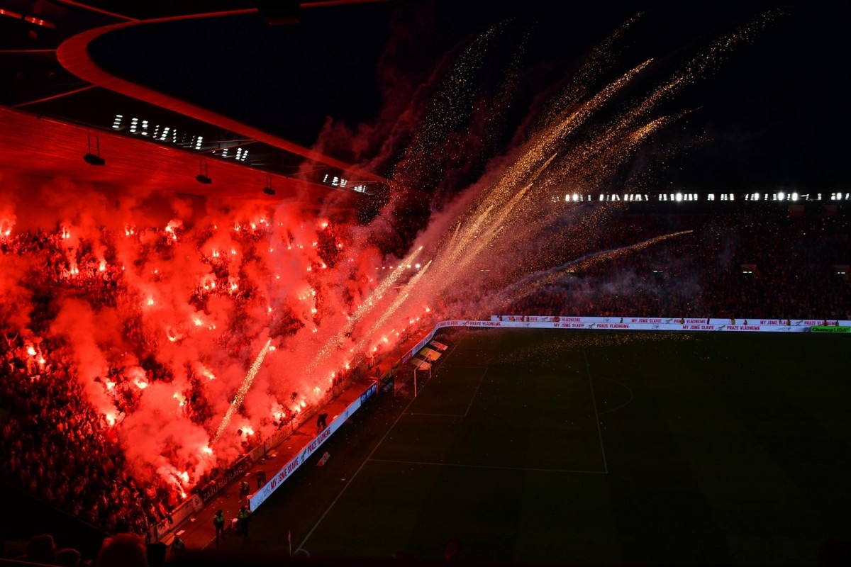 Ohňostroj osmdesát let a jeden den po válce v pražském Edenu po derby Slavia - Sparta 2:1 Ohňostroj osmdesát let a jeden den po válce v pražském Edenu po derby Slavia - Sparta 2:1