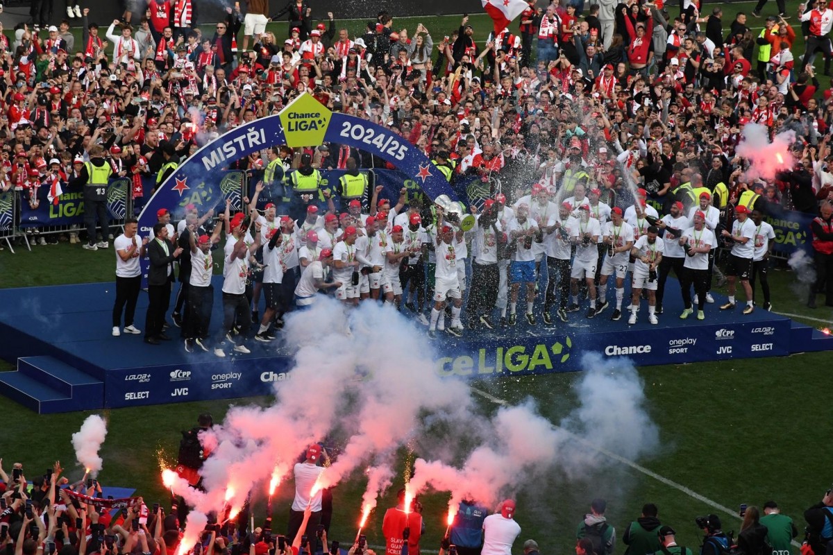 Neúčast hokejistů Česka v semifinále MS nerozdělila oslavy v Edenu na hokejové a fotbalové fandy! No tak jsme mistry, no a co, znělo v Edenu Neúčast hokejistů Česka v semifinále MS nerozdělila oslavy v Edenu na hokejové a fotbalové fandy! No tak jsme mistry, no a co, znělo v Edenu