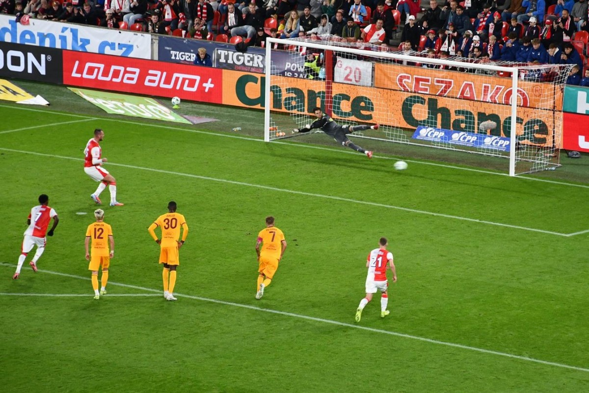 Dukla pukla po brankách svojí výškou nepřehlednutelného  hráče Slavie Chorého 0:2