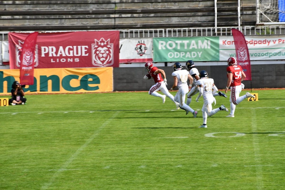 Vítězství amerických fotbalistů Prague Lions nad Maďary s Fehervarosu Enthroners 10:6 Vítězství amerických fotbalistů Prague Lions nad Maďary s Fehervarosu Enthroners 10:6