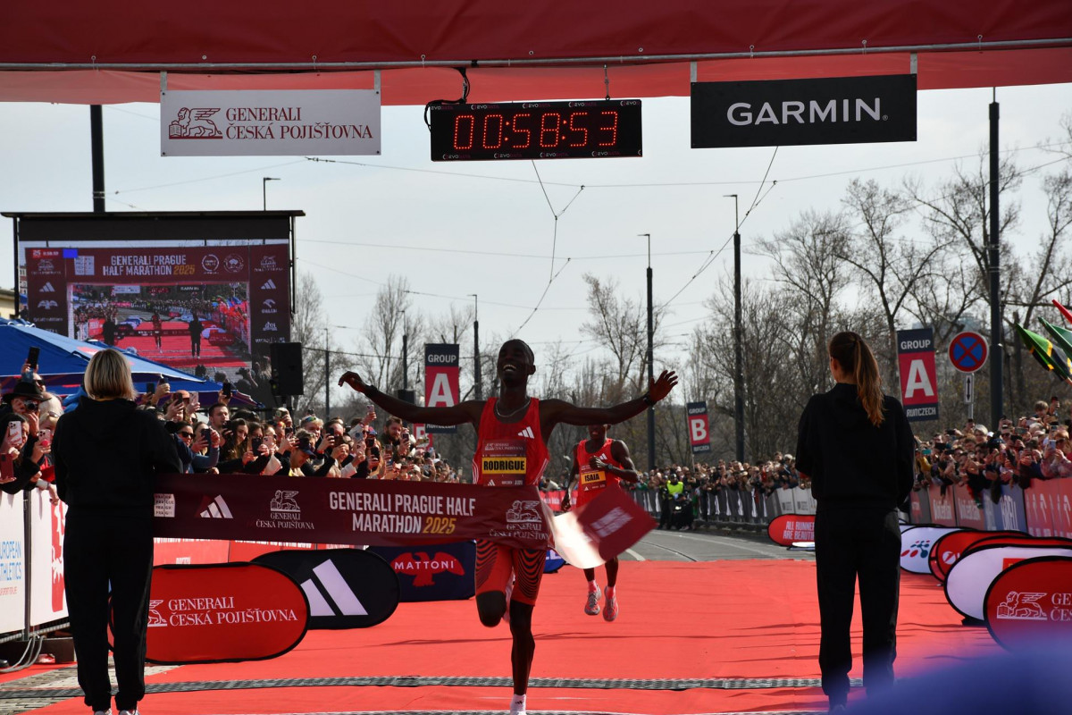 Burunďan Kwizera při půlmaratonu prolétl Prahou rychlostí 358,183 metrů za minutu ! Zajímavost: Na počet běžců obrazně Prahou pobíhaly celé Svitavy Burunďan Kwizera při půlmaratonu prolétl Prahou rychlostí 358,183 metrů za minutu ! Zajímavost: Na počet běžců obrazně Prahou pobíhaly celé Svitavy