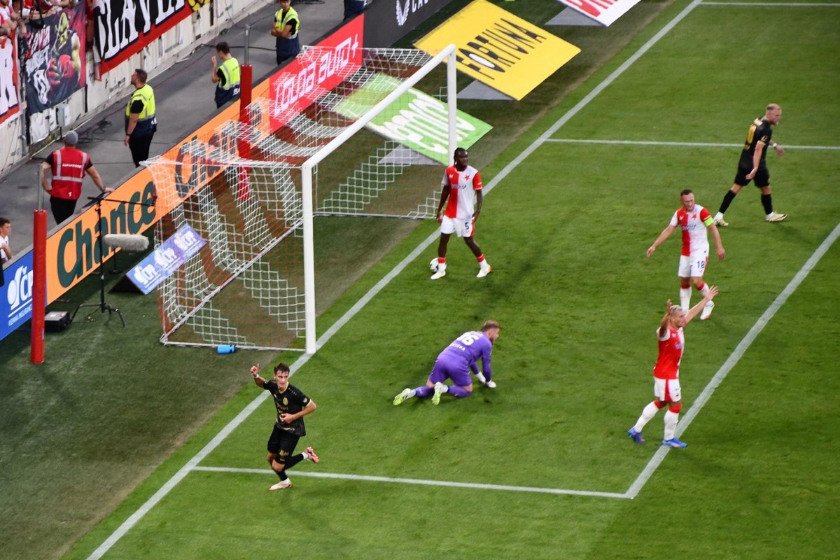 Fotbalisté Slavie jsou po prvním kole v tabulce před Spartou i po duelu Slavia - Hradec Králové 2:2