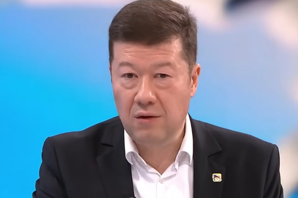 Trump geniálně míří na zrušení daně z příjmu, soudí Okamura